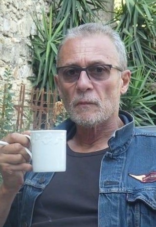 Michel Vigné, une tasse à la main — Portrait