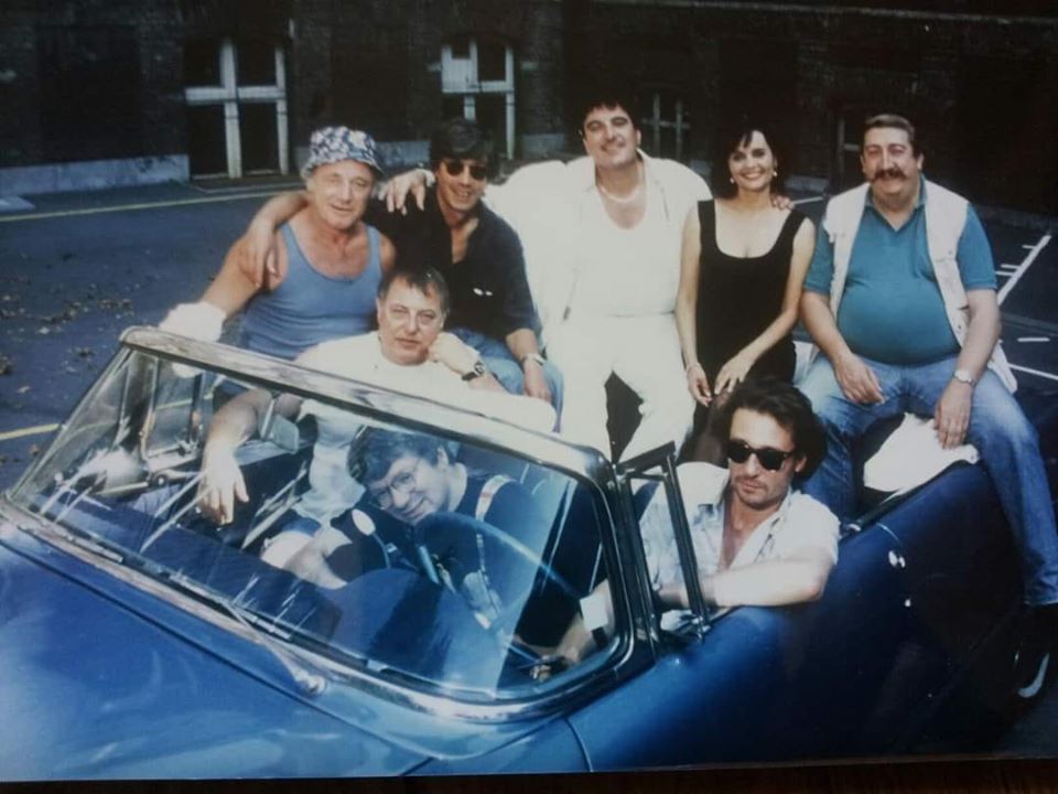 Photo de groupe devant une voiture — Tournage
