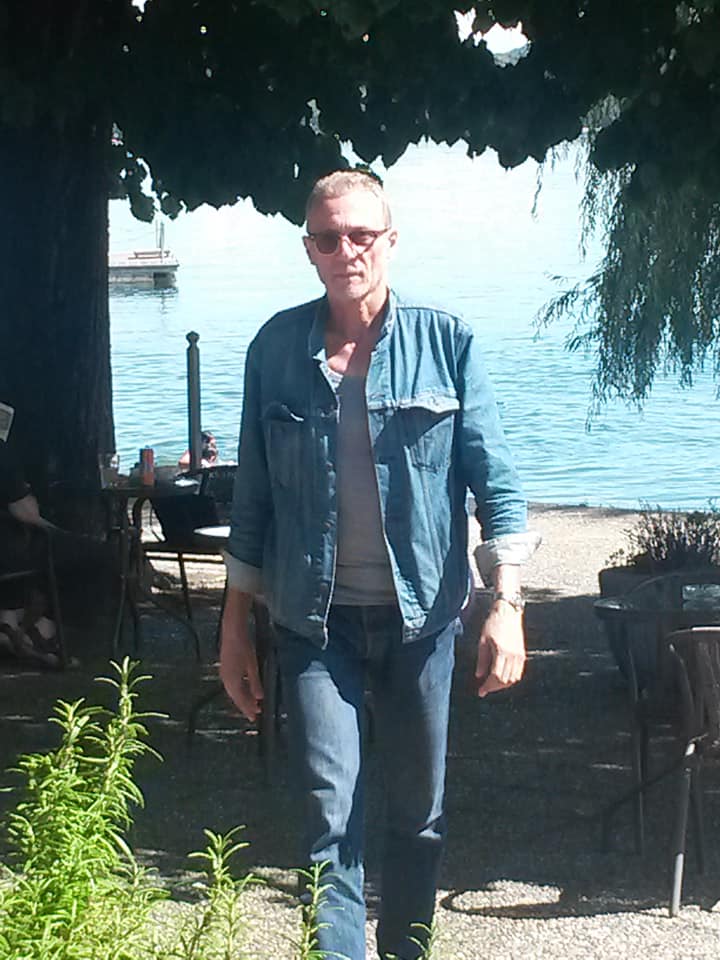 Michel Vigné au bord d’un lac — Portrait
