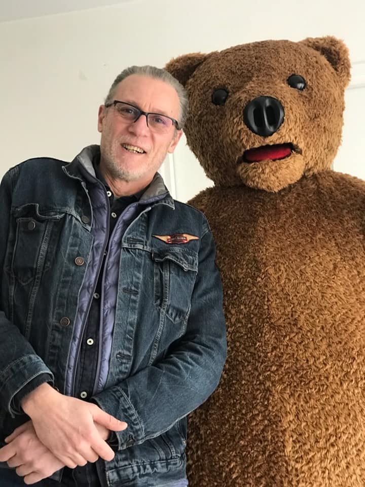 Michel Vigné et un ours en peluche — Coulisses