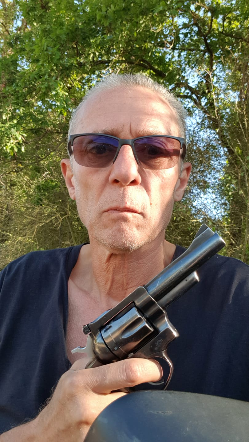 Michel Vigné, arme de scène à la main — Tournage